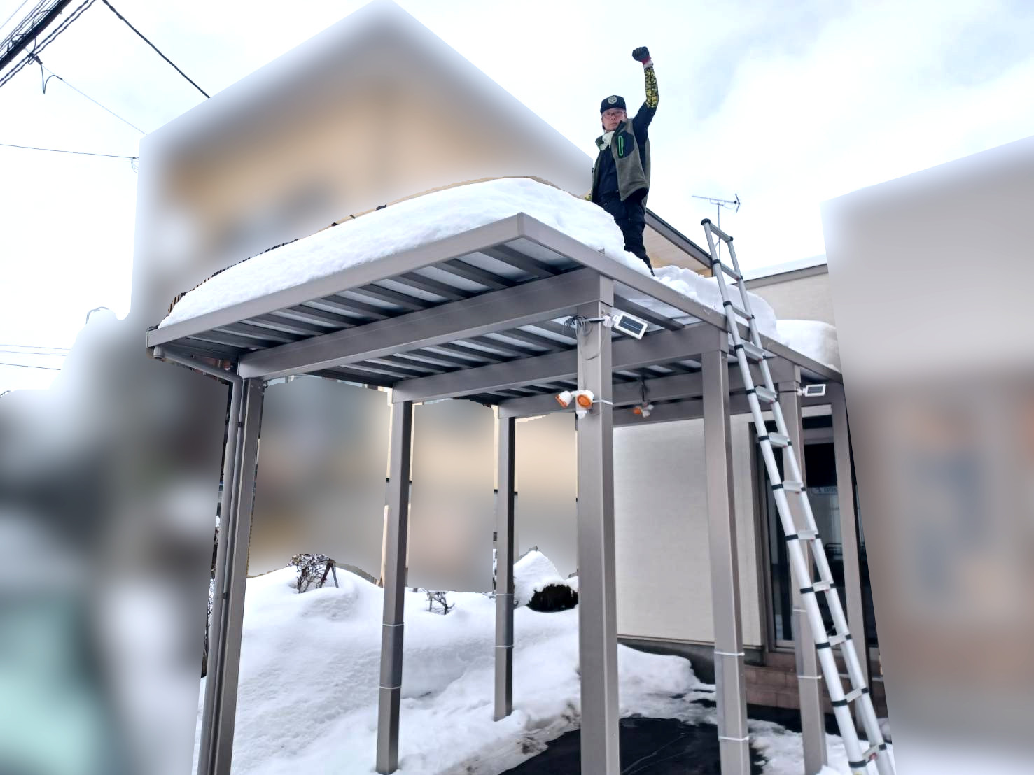 雪下ろし始めました（カーポート屋根上）